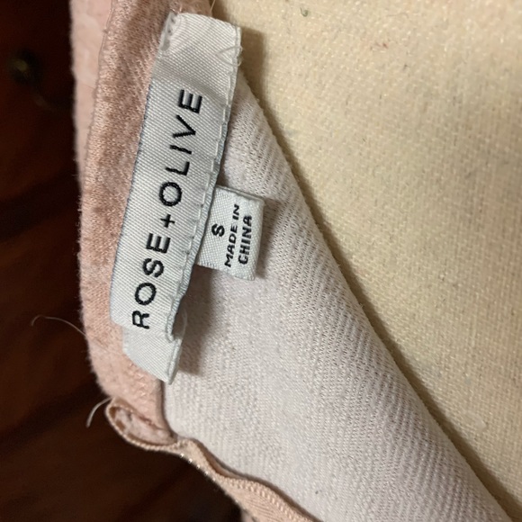 ROSE + OLIVE Women’s Short Sleeve Pink Embossed Zip Back Top Blouse Small - Picture 5 of 6